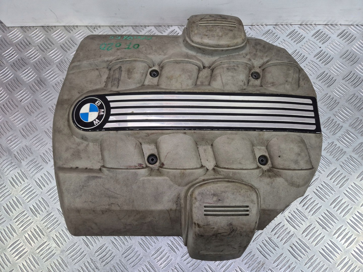 BMW E60 E61 E63 E64 4.4i motor cover 7521040 N62B44A