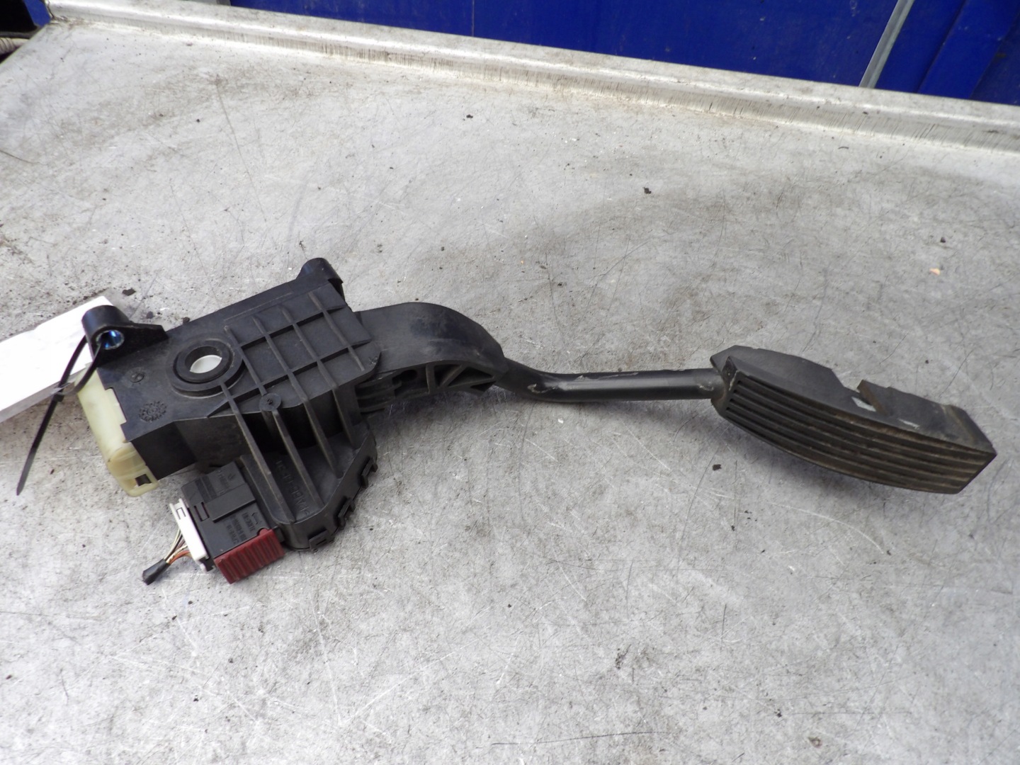 Opel Corsa D accelerator pedal 13305805 B720