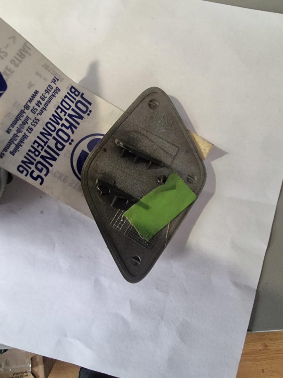 VOLVO V40 II -> Couvre Lave phare Droit Avant