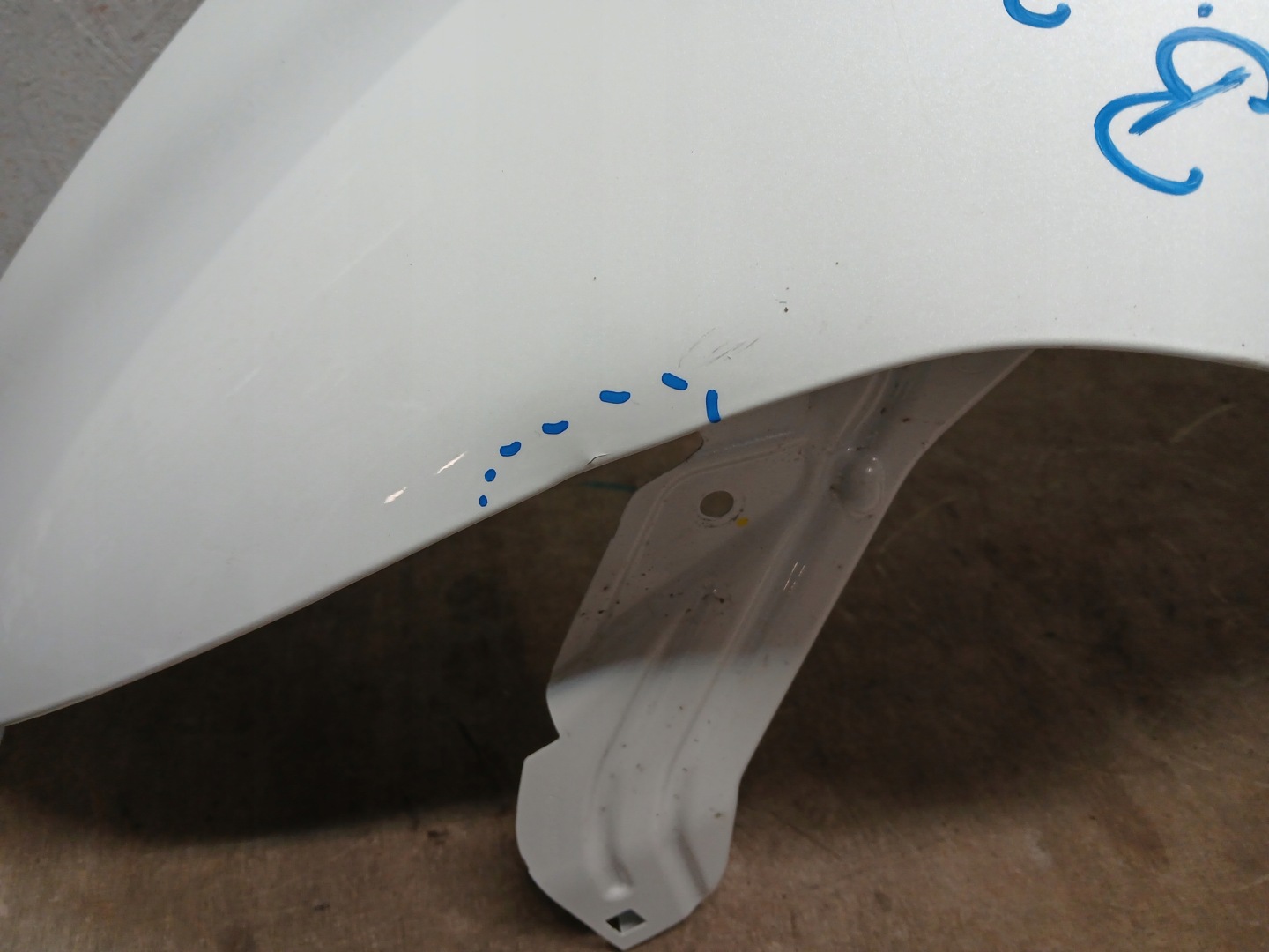fender front left TESLA Y LIFT