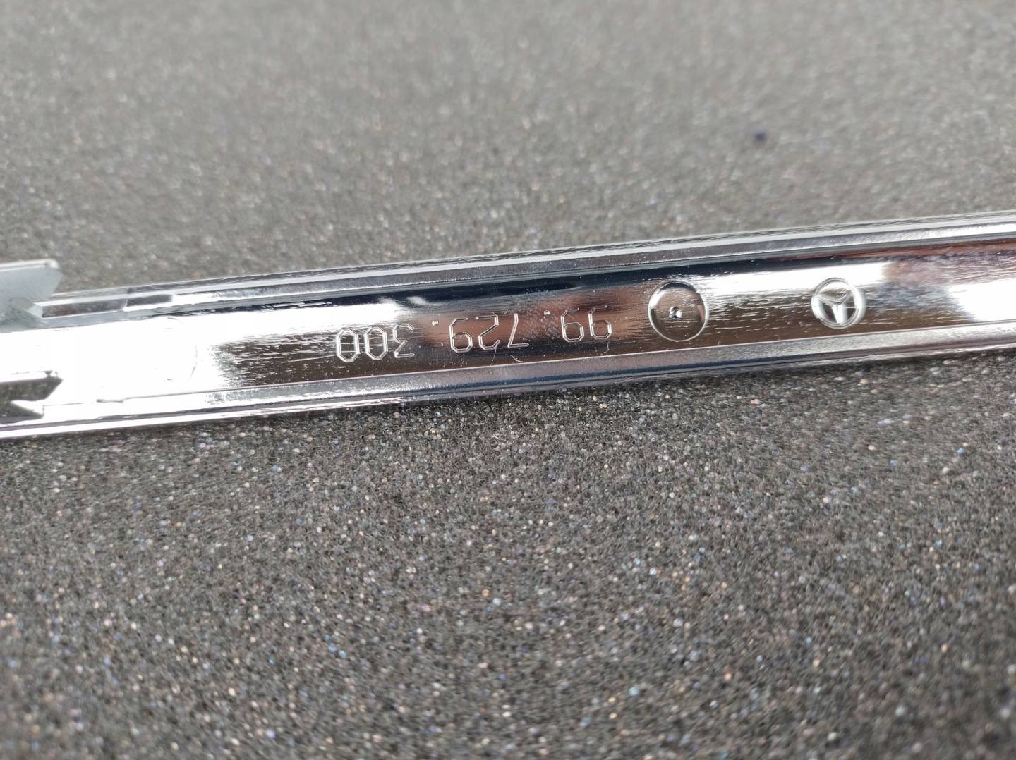 MERCEDES C-KLASA W204 left moulding grille CHROM