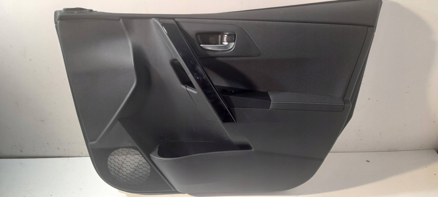 Toyota Auris E18 side door przednich prawych 677702300 (E133)