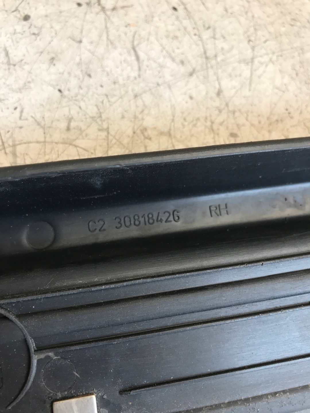 moulding cap of the threshold right front VOLVO V40