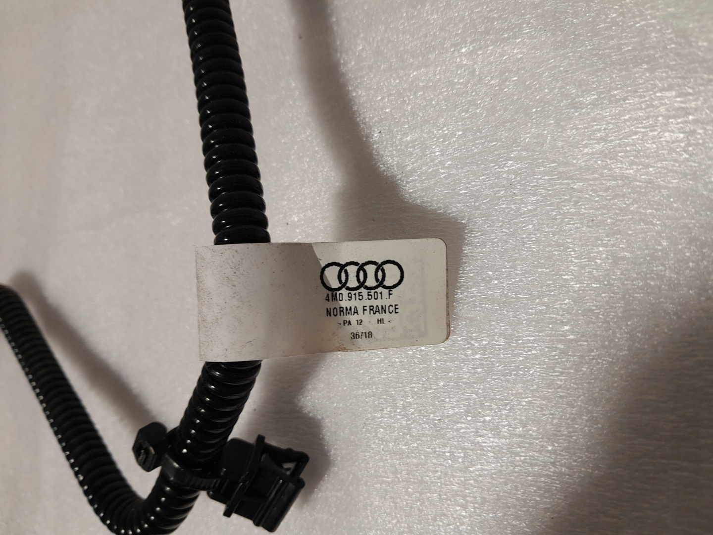AUDI Q8 4M prijenos ODGAZOWANIA akumulatora 4M0915501F