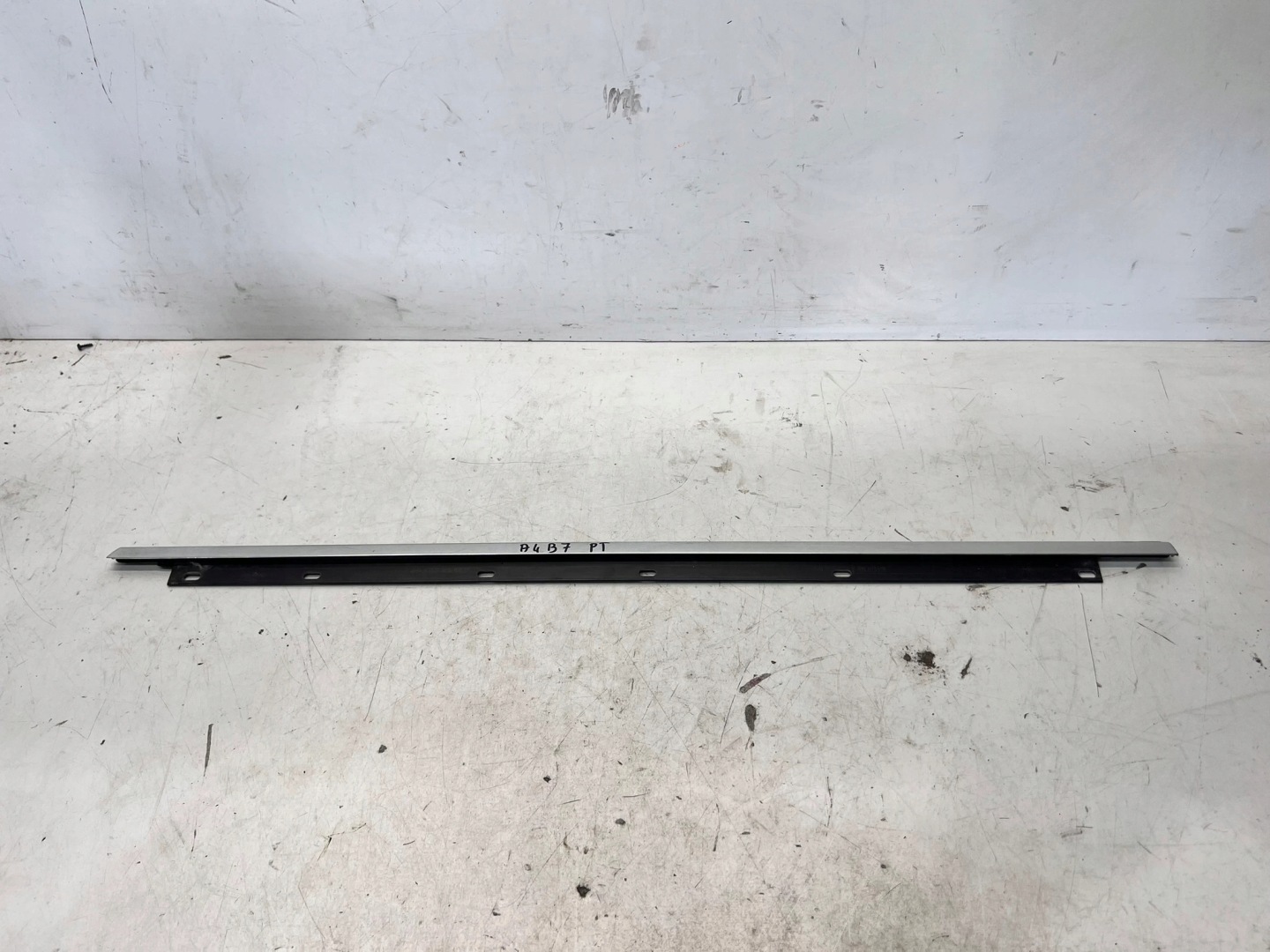 moulding dust SZYBE door right rear part CHROM AUDI A4 B7 8E0853764B