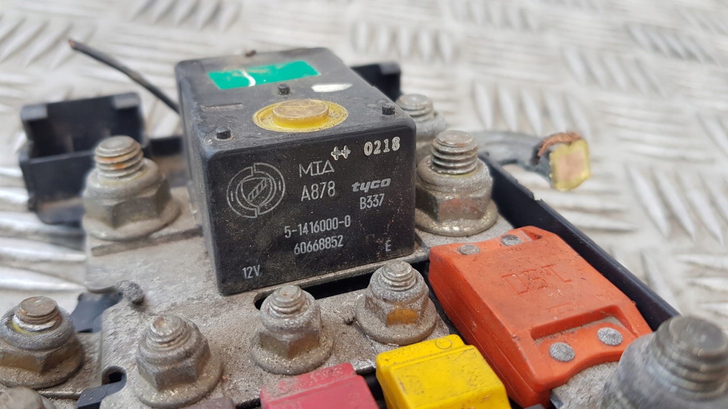 LANCIA THESIS 2.4 JTD Module fusibles Relais 60668852