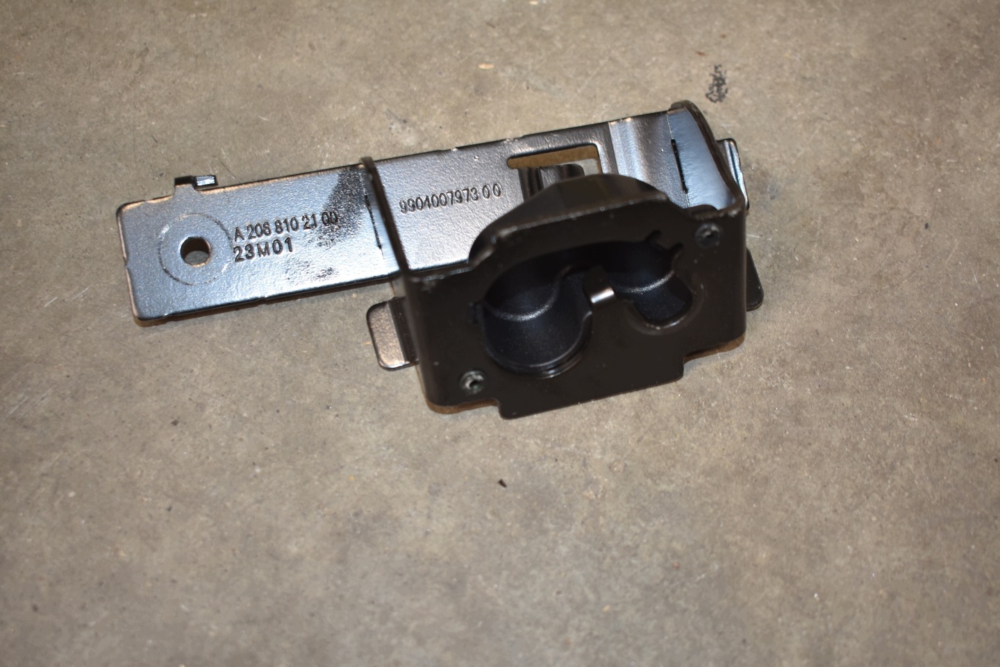 IDEALNE holder console left MERCEDES W206 1