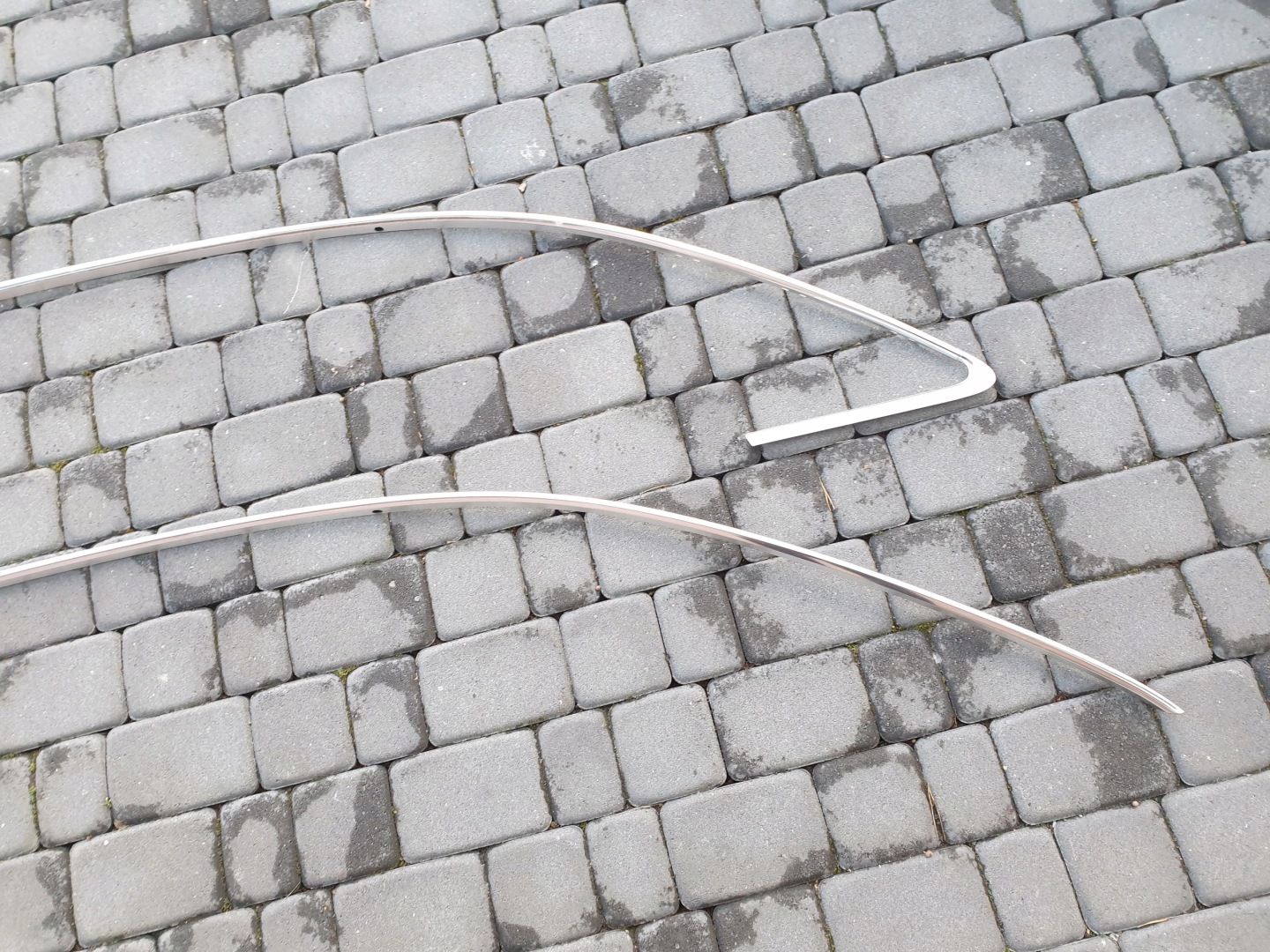 moulding chrome left AUDI A4 B8 sedan 2008