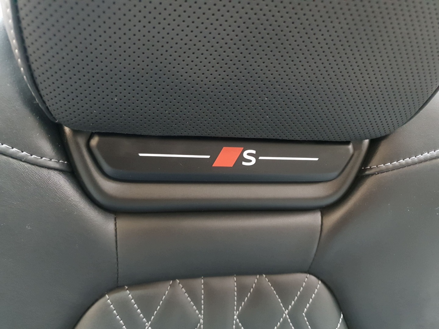 Audi SQ6 e-tron sedačka šoférov ľavý bez airbagu koža elektrický 5WA861105Q