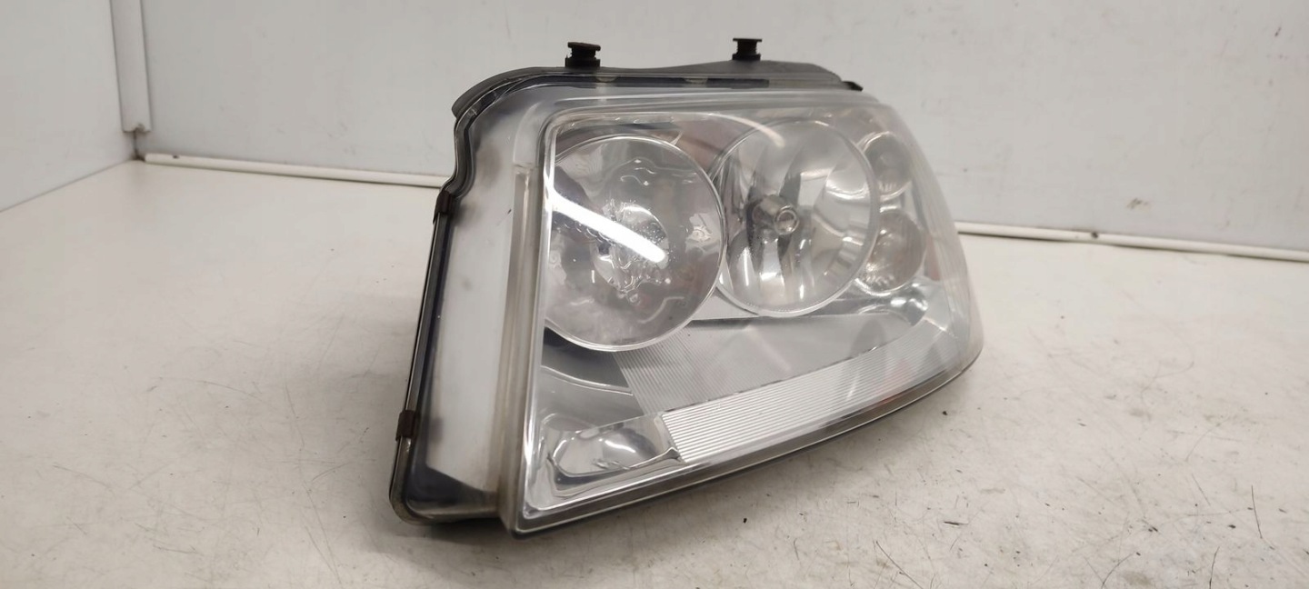 light front front left VW Sharan and LIFT