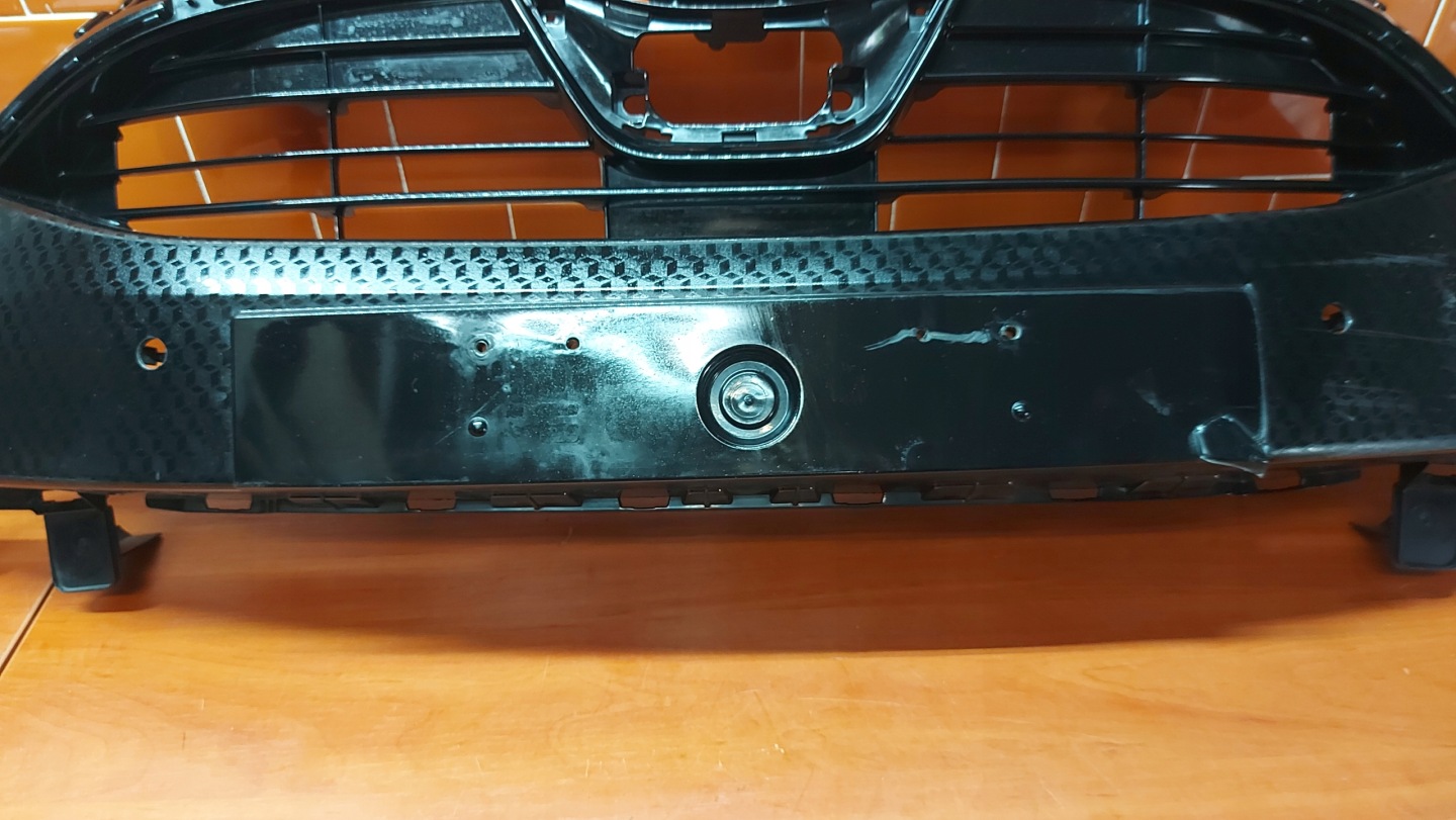 grid of a bumper central lower front front TOYOTA YARIS IV 20