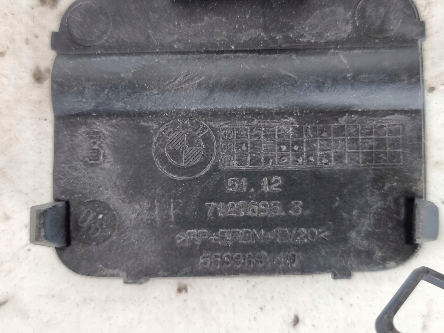 BMW 3 E90 E91 07r. -> Abschleppöse der Stoßstange heck hinten 51127127695
