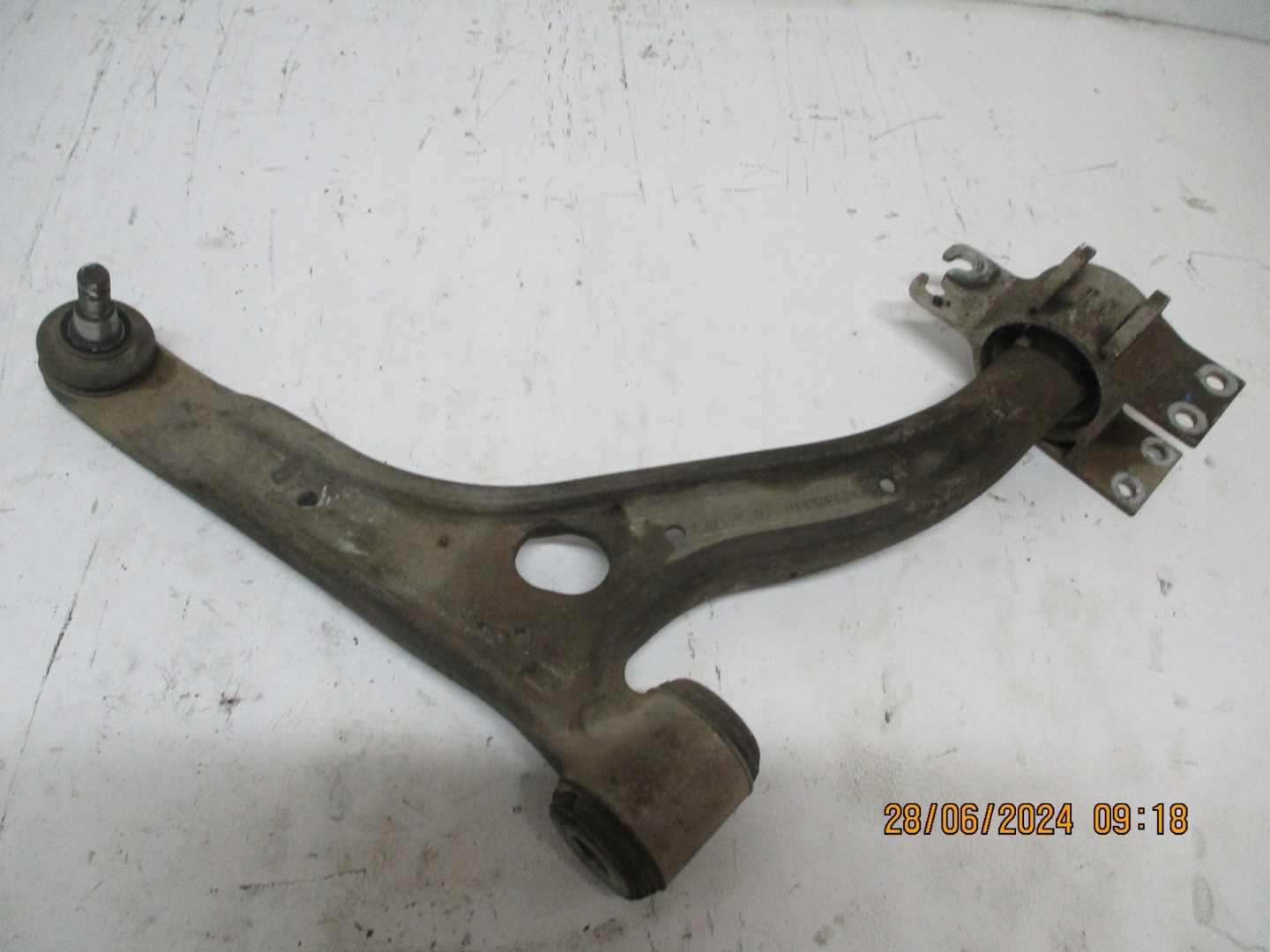arm front MERCEDES CLA 117 right left A2463330300 A2463330400
