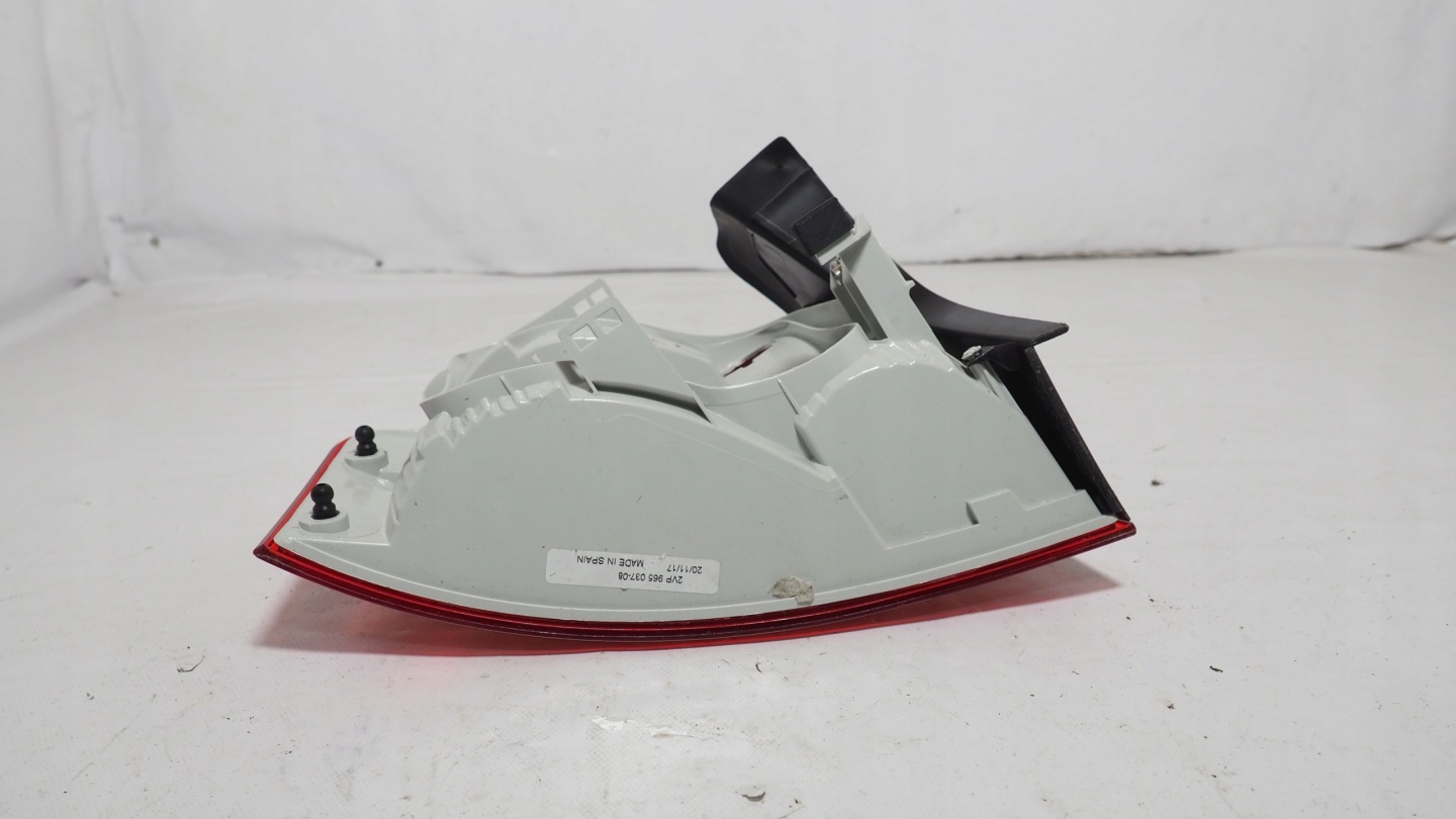 Audi A4 B7 sedan light right rear part