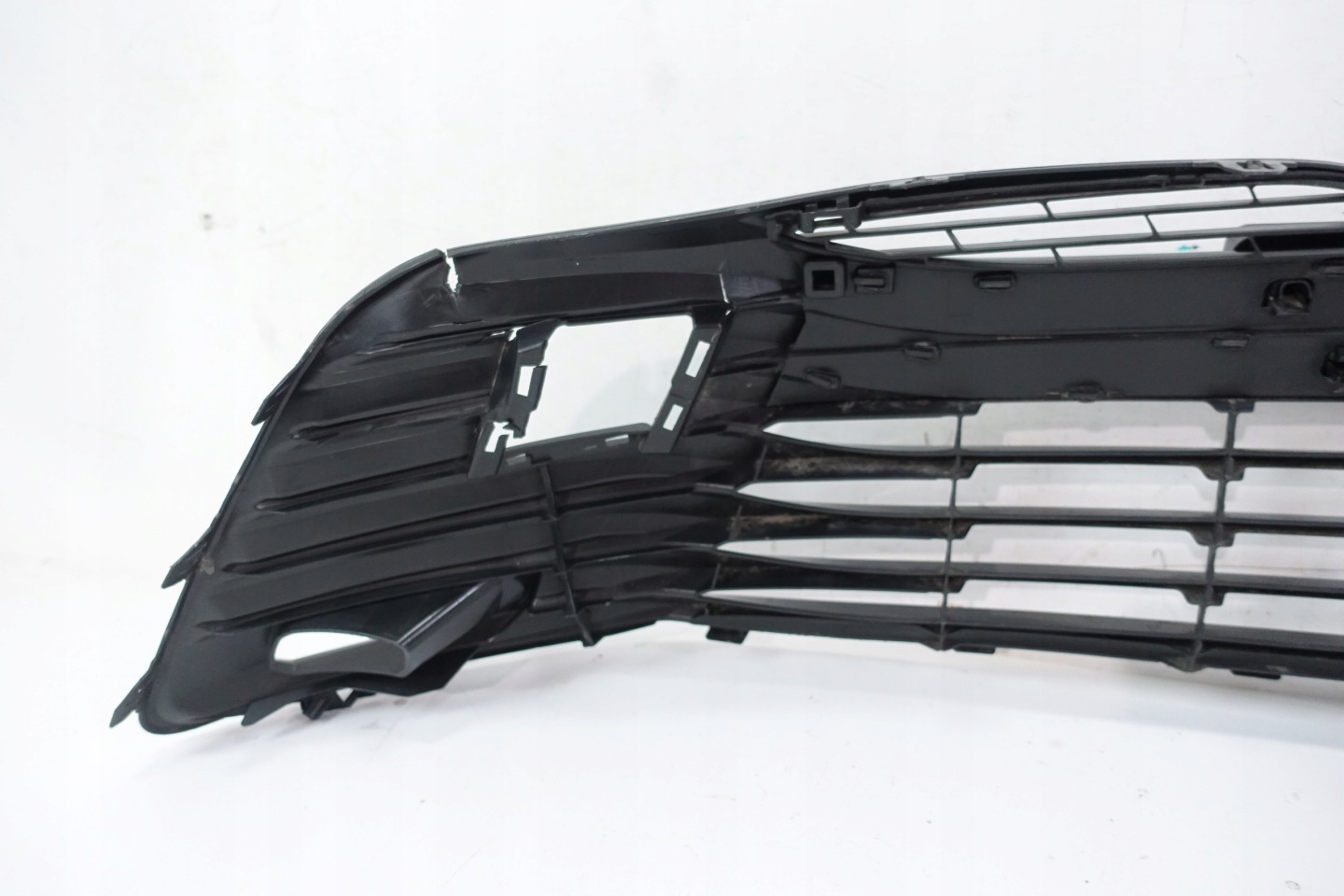 TOYOTA CAMRY VIII 2017- grille grid central of a bumper front 53113-33020