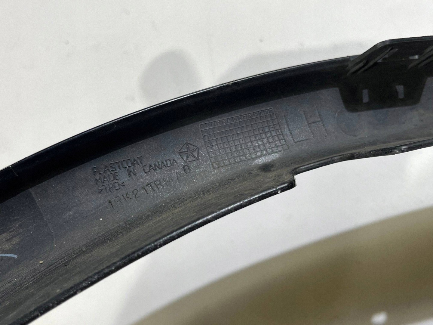moulding cap of a fender left front left front Dodge Durango 2011-2027