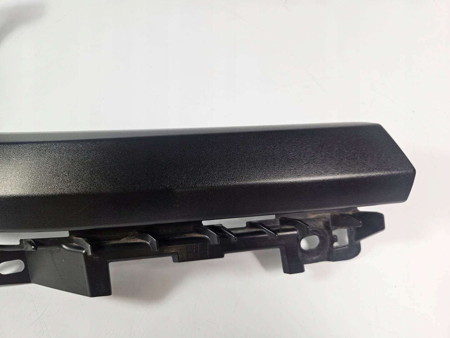 Ram 1500 covering moulding grilla right 2021-24