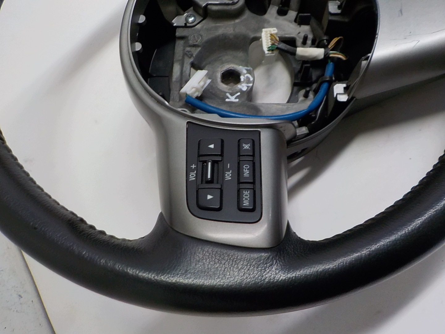 MAZDA 2 DEMIO II volant kůže MULTI TEMPOMAT