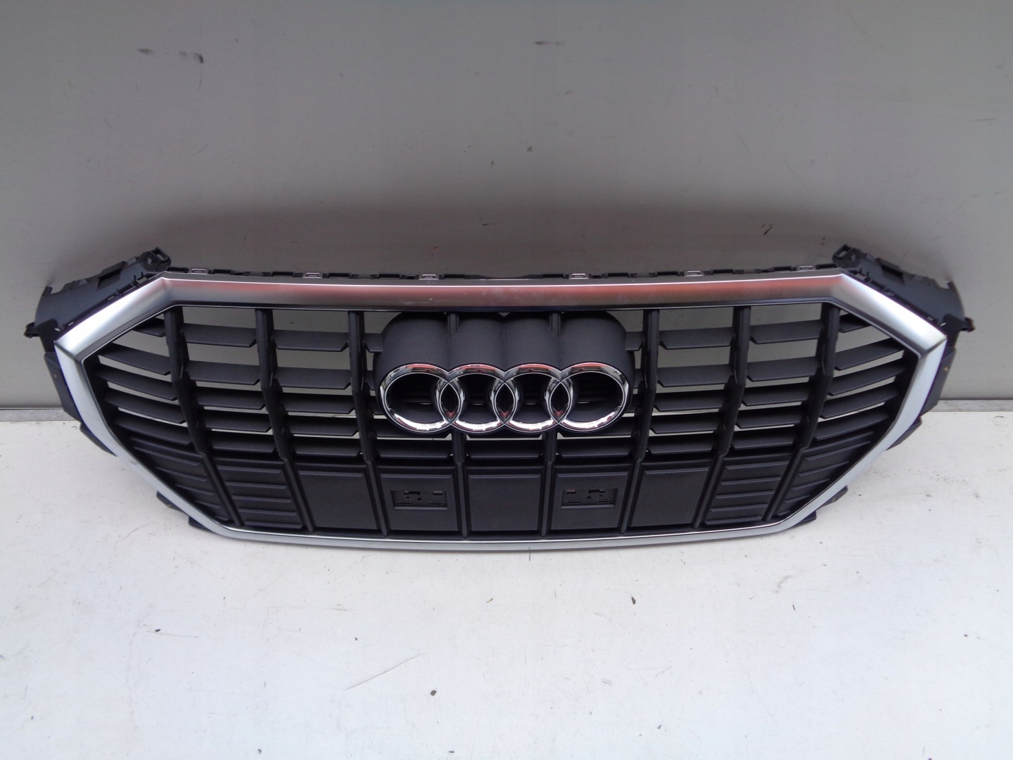 NO-WA-- Grille AUDI Q3 83A II 18