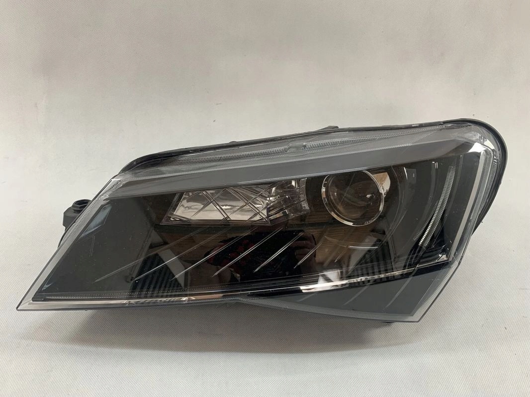 Skoda Superb 3 III 15-19r Reflektor left light left 3V1941015B