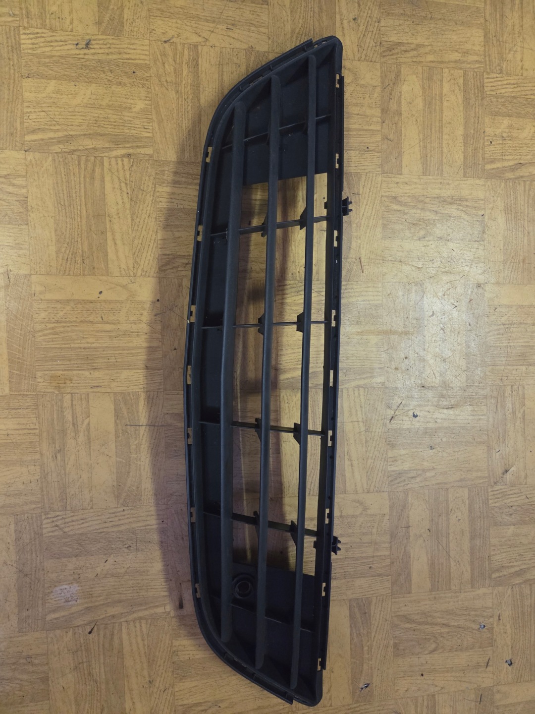 grid of a bumper front central OPEL CORSA D 13179958