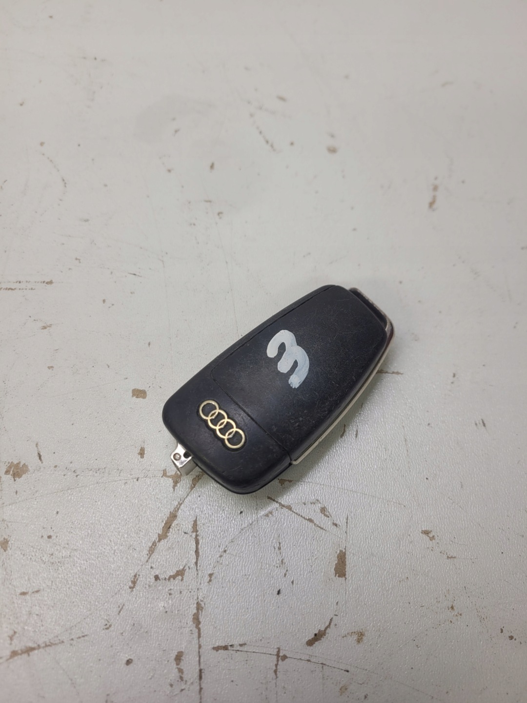 key PILOT SCYZORYK AUDI A1 8X Q3 8X0837220D *3