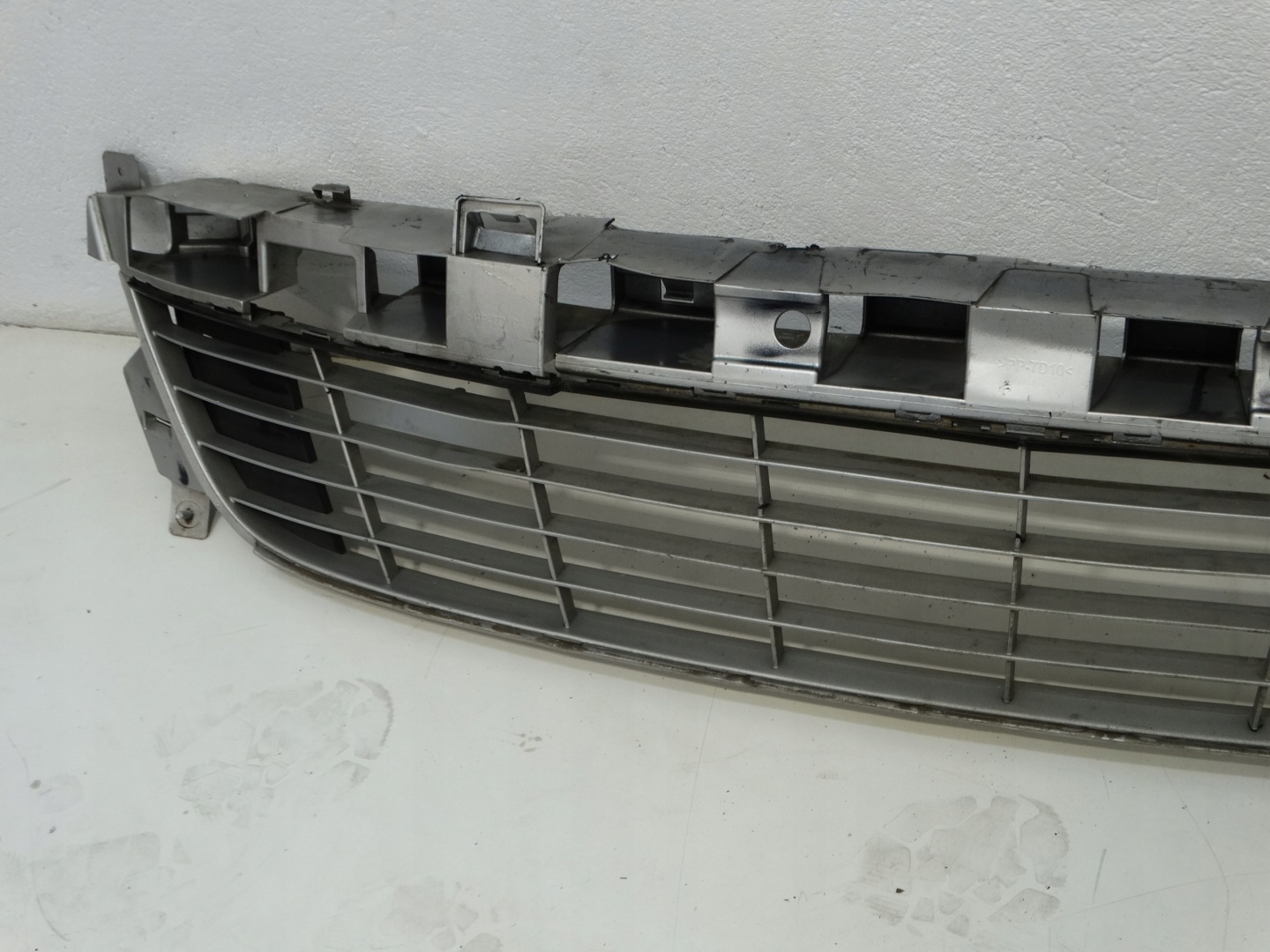 grid of a bumper central front RENAULT SCENIC III 622540016R