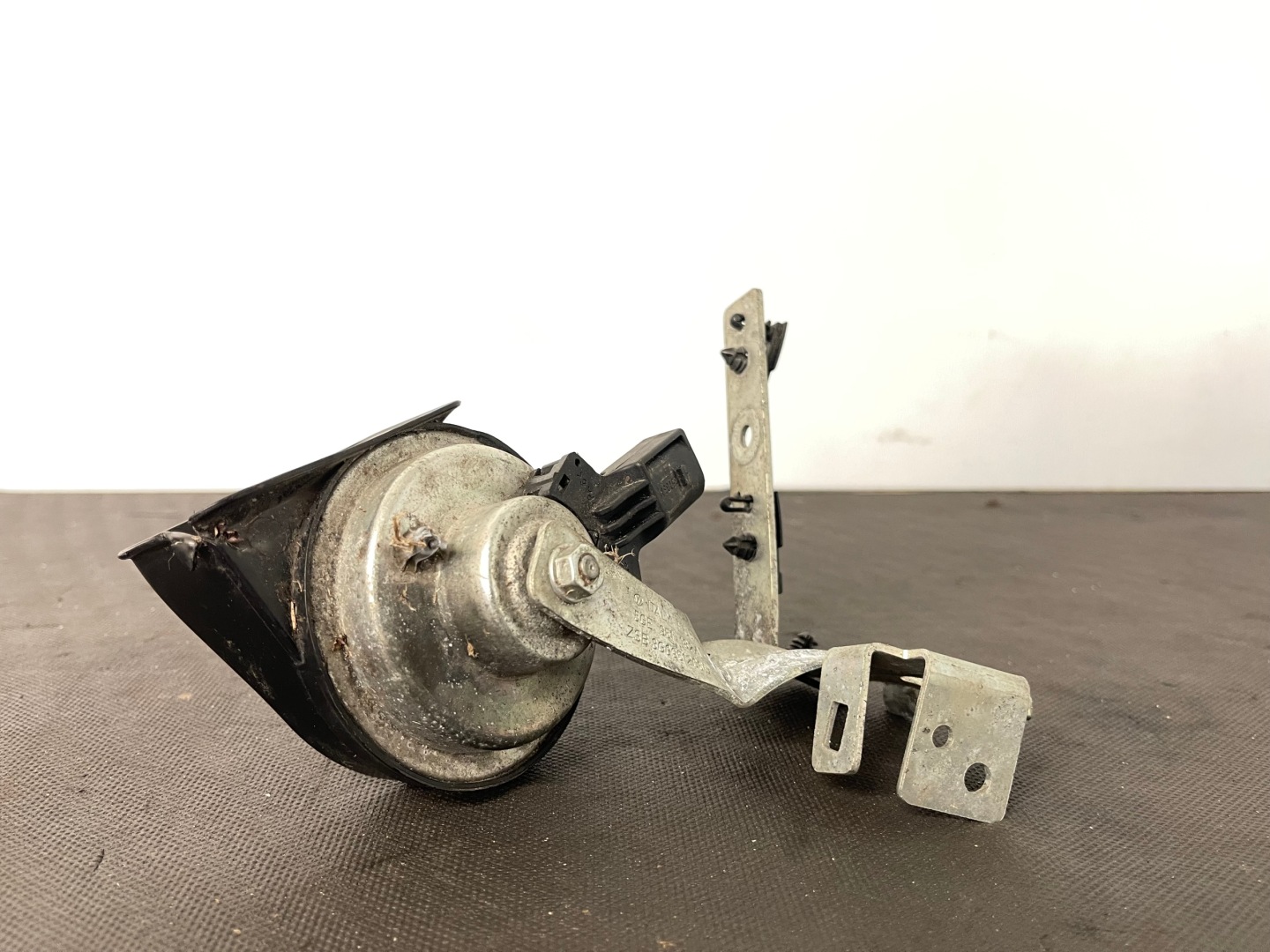 VW PASSAT B8 LIFT 19-24R KLAKSON + Support plaque 3Q0951223B