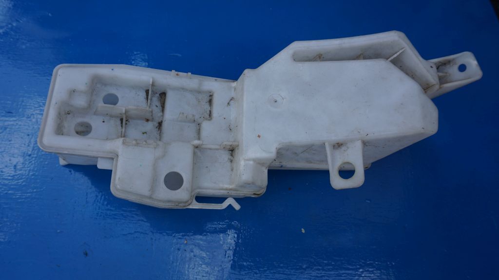 VOLVO S90 V90 CC - washer fluid tank
