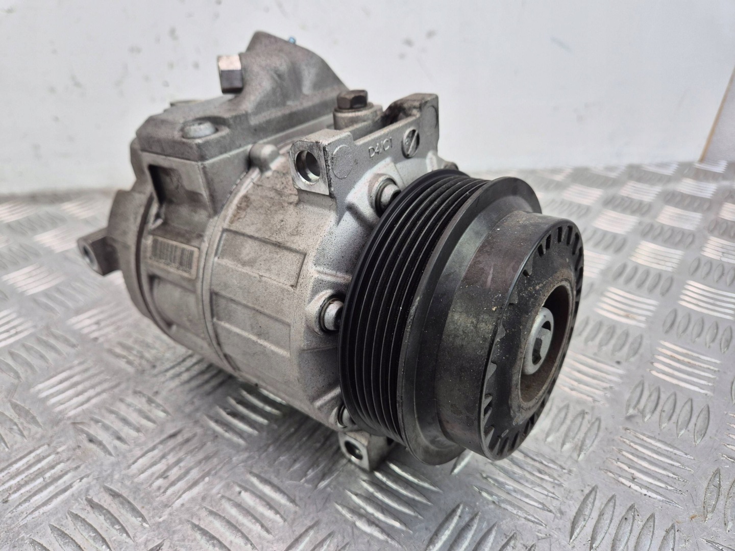 Mercedes E200 CGI W212 compressor; compressor of the air conditioning A0008307800