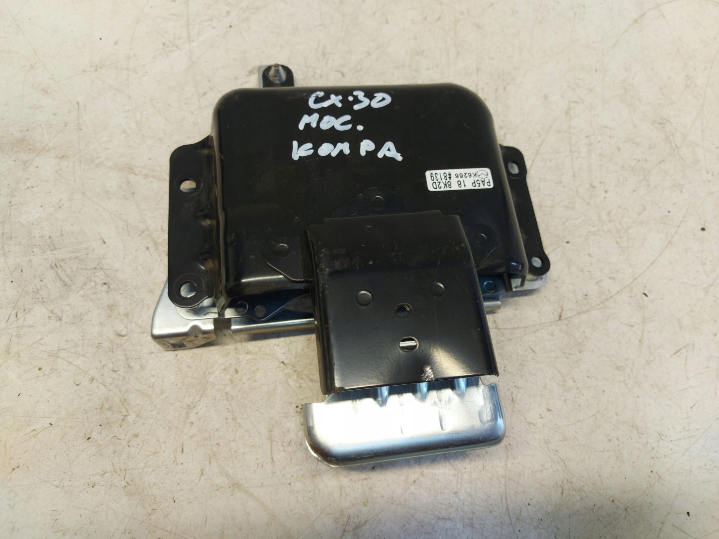 MAZDA CX30 holder KOMPUTERA console K62668139