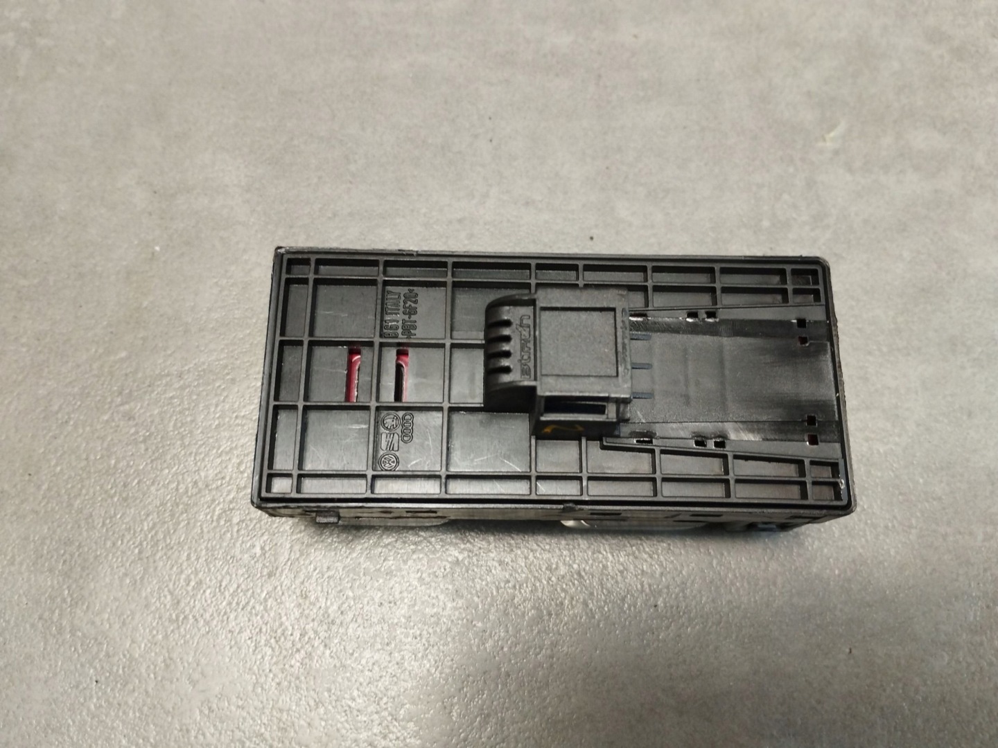 Audi A8 D4 4H ovladac oken levý předek 4H0959851E