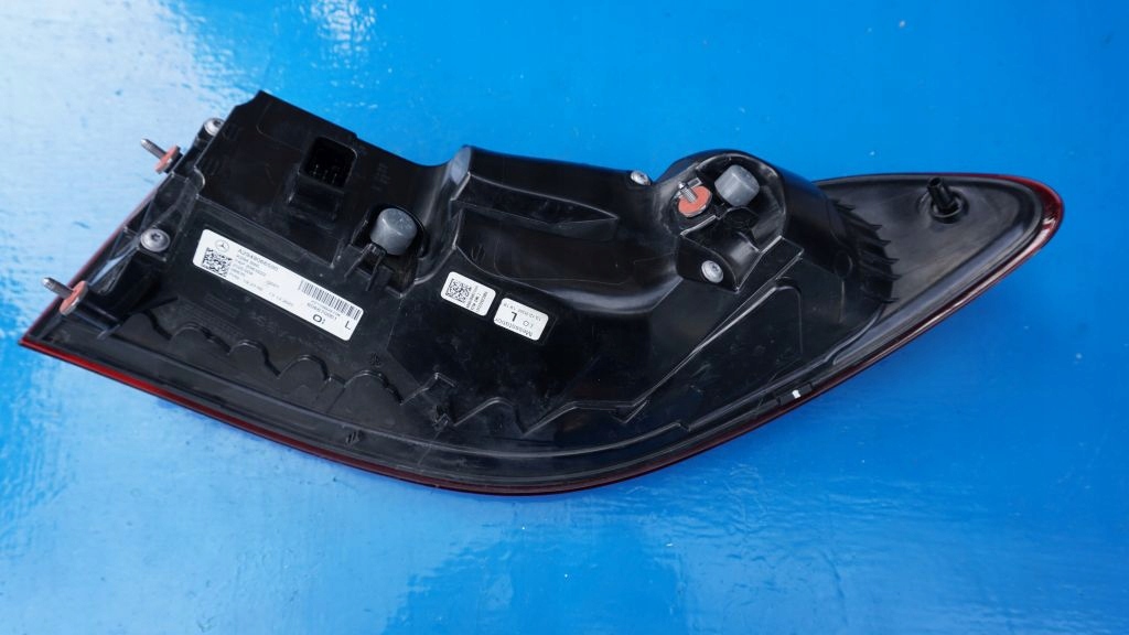 MERCEDES EQE V294 - left rear light