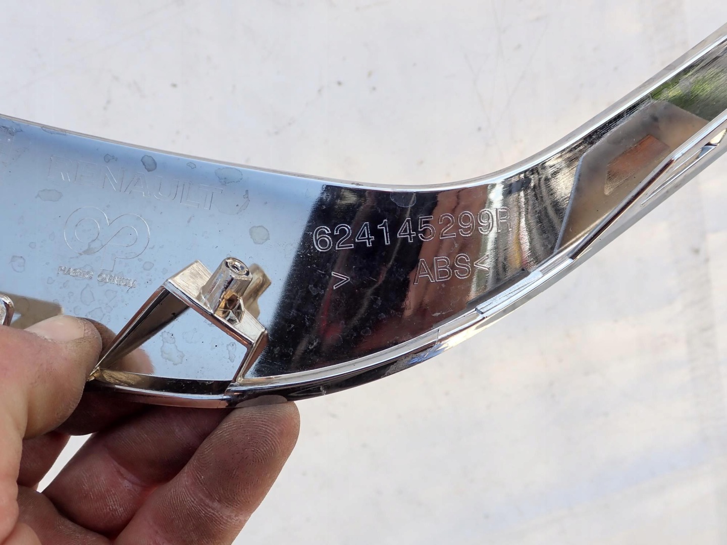 RENAULT TRAFIC III 3 LIFT 21-> moulding CHROM GRILLA right