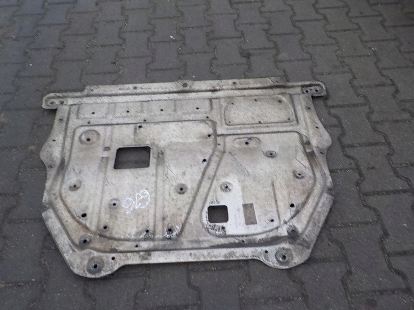 676 VOLKSWAGEN EOS cover below engine 1Q0825237A