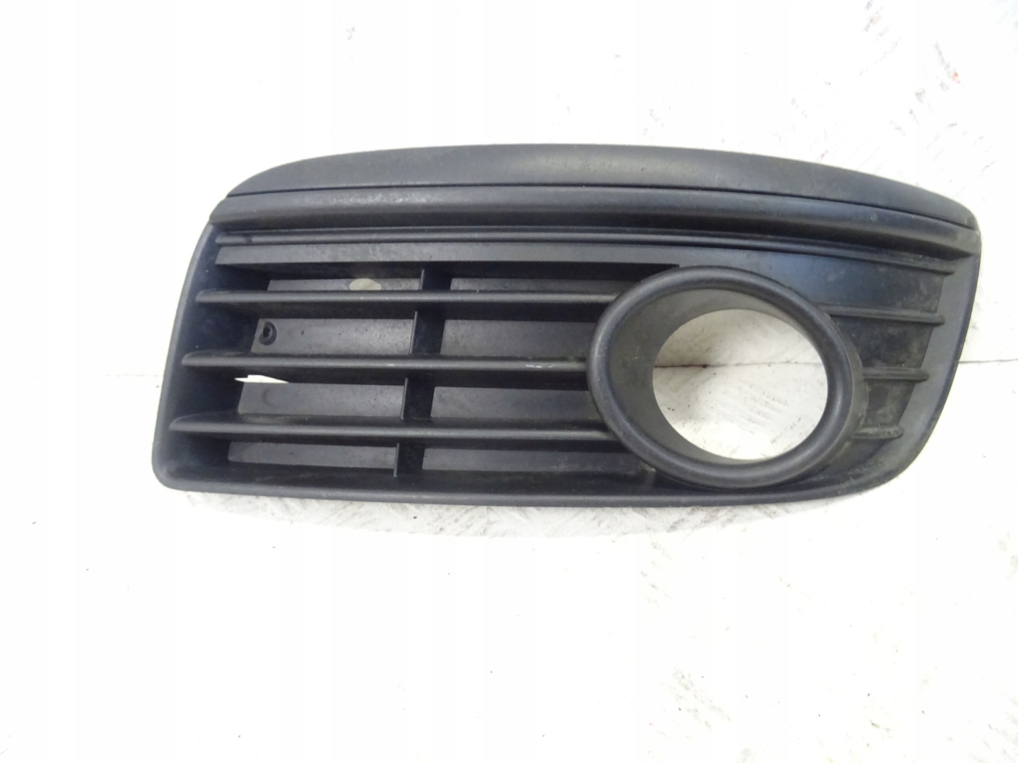 grid of a bumper front front left VW GOLF V GT 1K0853665AD