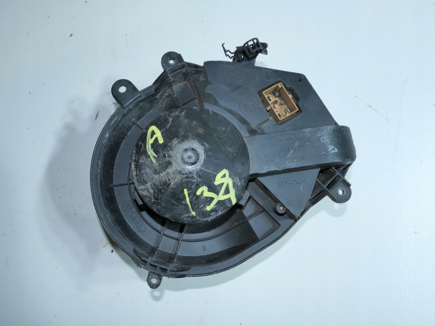 VW PASSAT B5 ventilátor topení tOPENÍ 8D1820021