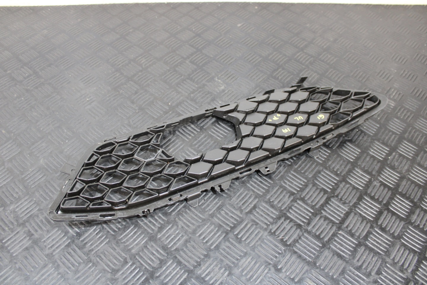grid of a bumper right front 156107965 ALFA ROMEO GIULIA