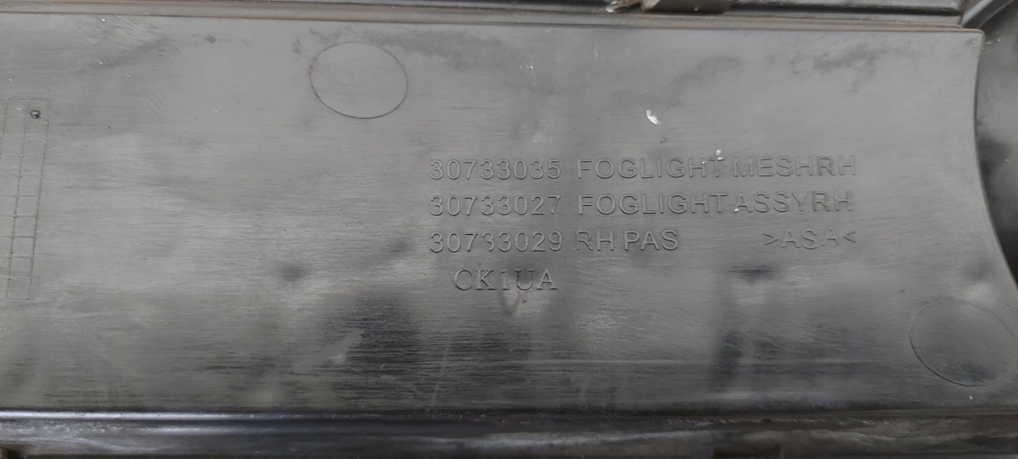 grid of a bumper right front VOLVO V70 R-design 30733035
