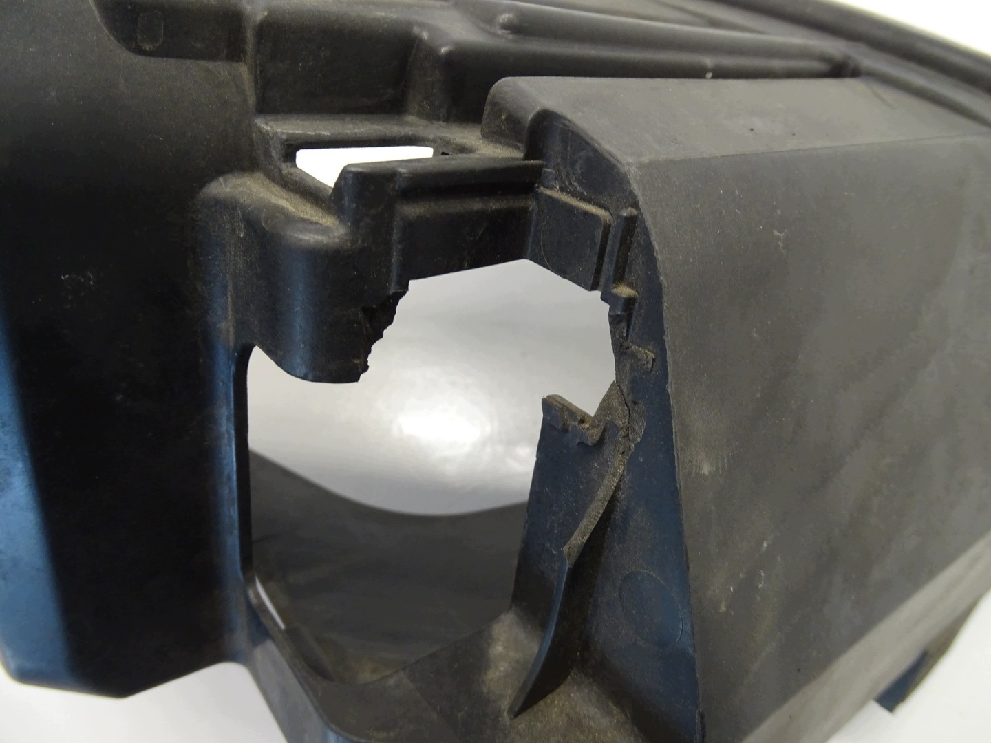 support bracket holder guard lights left front left AUDI Q7 4L 89393697
