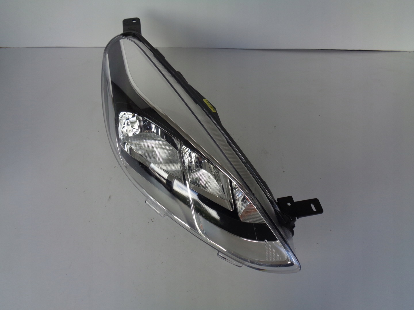 light right REFLEKTOR FORD FIESTA MK8 17