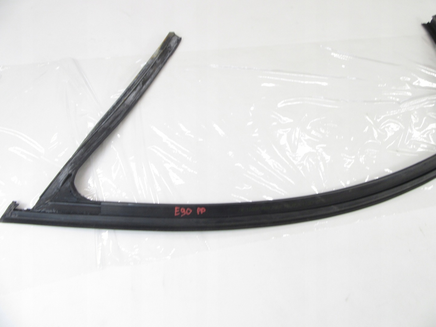 Prowadnica windows gasket door front right BMW e90 e91 sedan KOMBI