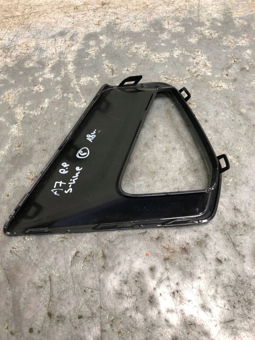 grid of a bumper right front AUDI A7 S-LINE 4K8807824
