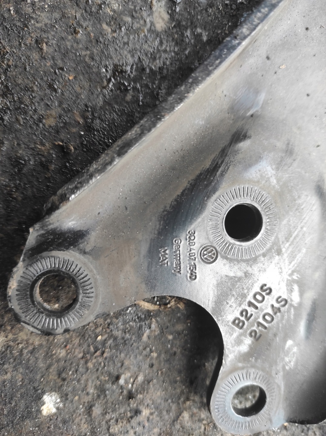 SKODA KAROQ arm right front 3Q0407154D