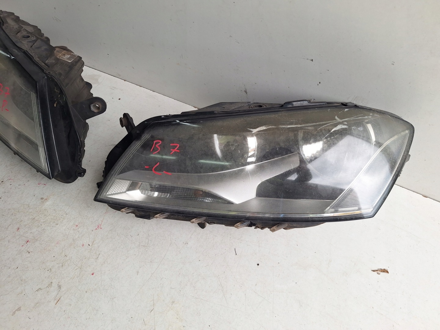 VOLKSWAGEN PASSAT B7 10-14 light left UK
