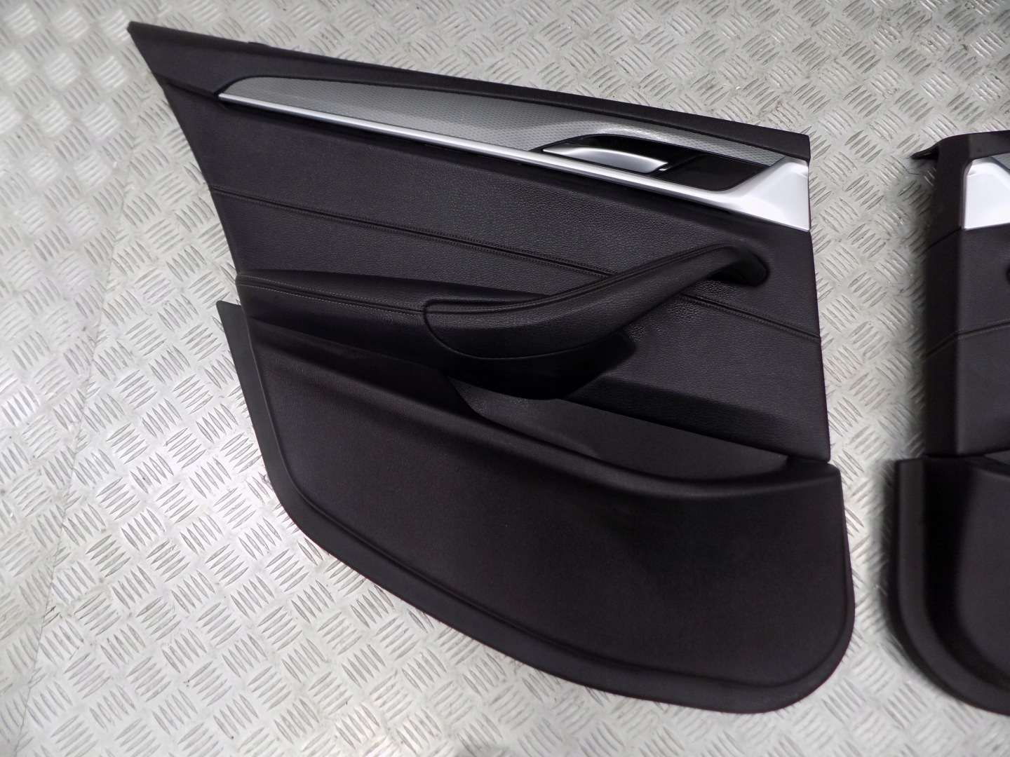 BMW G30 upholstery door side front rear part leather NIC KOMPLET
