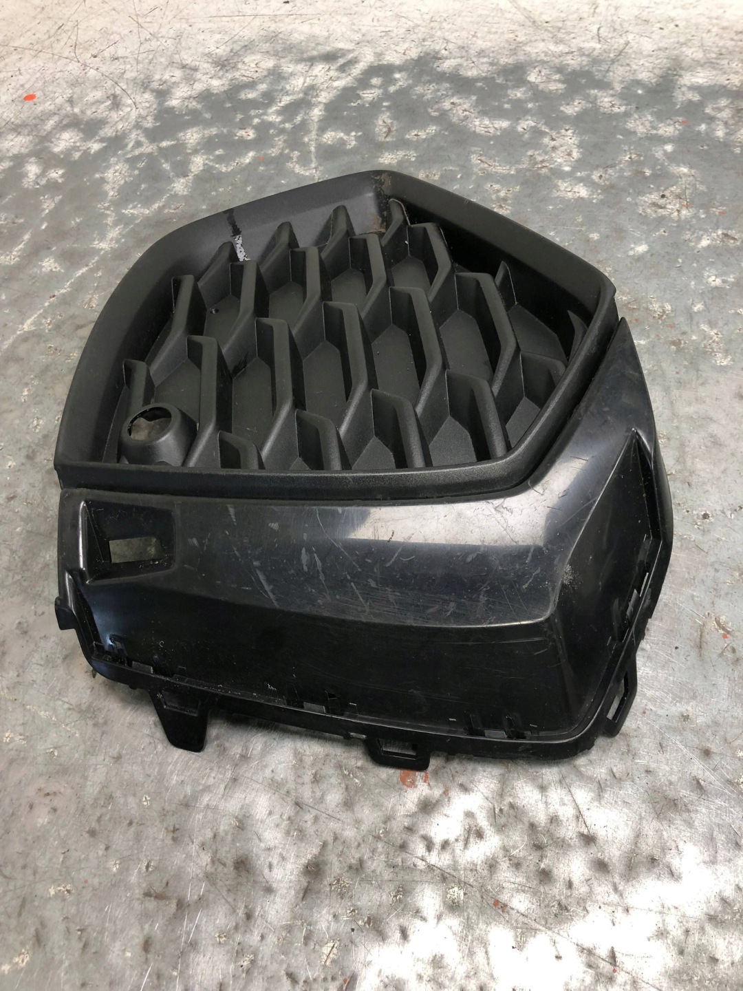 grid of a bumper right front AUDI A3 8Y S-LINE 8Y0807682B