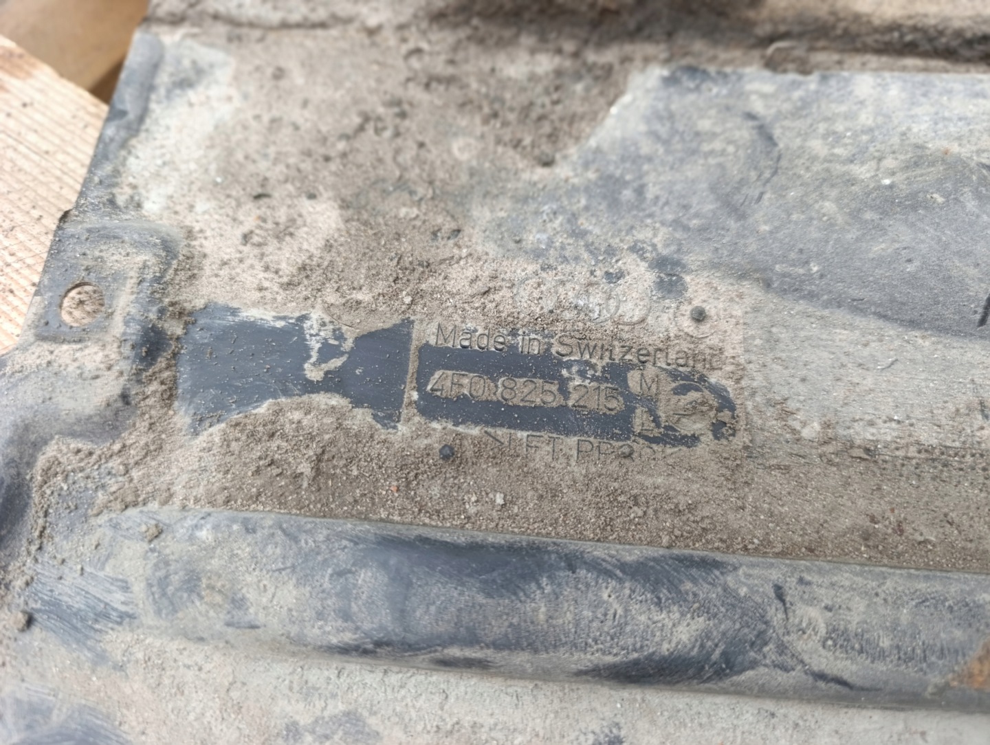bal hátso fedél alváz AUDI A6 C6 4F0825215