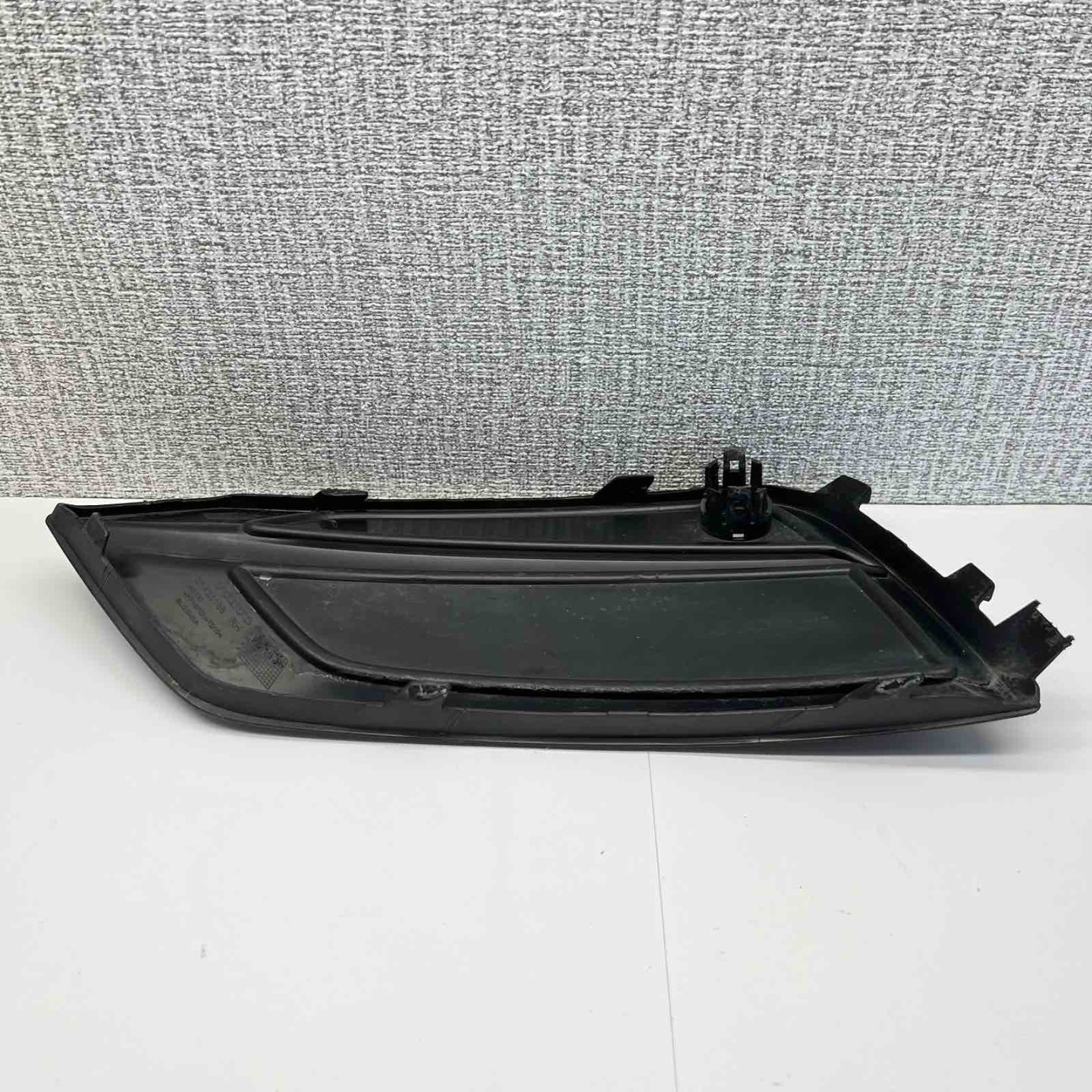 VOLVO XC60 II 2017-2022 grid W bumper right front 31425188