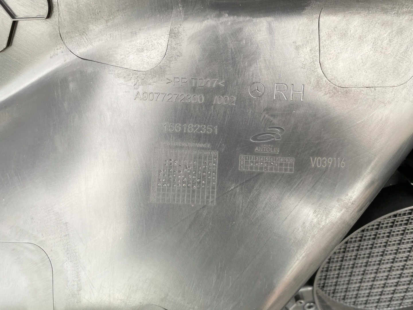 SPRINTER 907 910 17- side door PRZEDNICH right original A9077272300